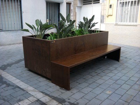Banco-jardinera, mobiliario urbano en acero corten