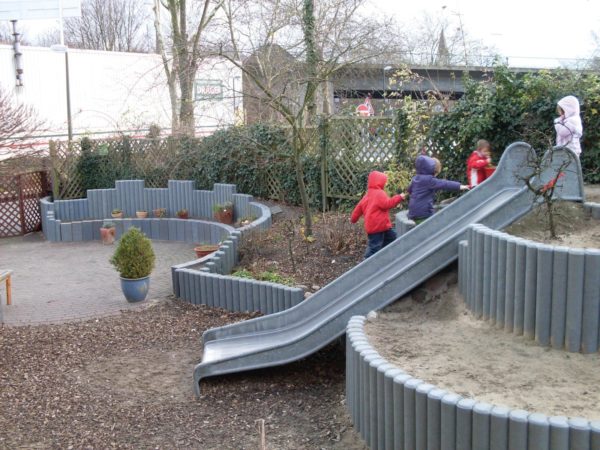 Solución constructiva de vallado encajable para parques infantiles