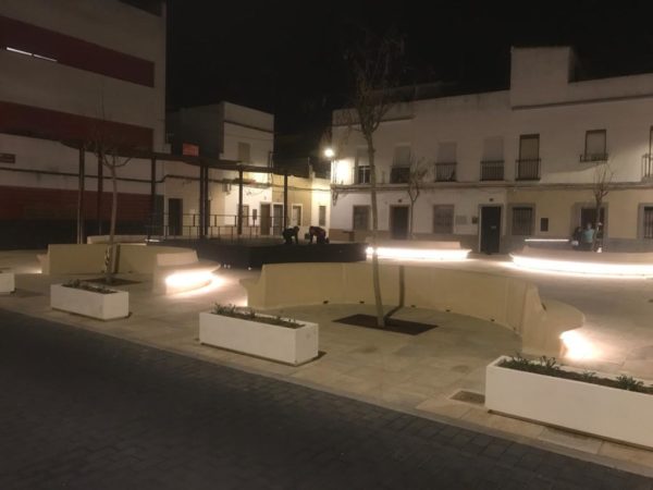 Bancos cóncavo-convexo personalizados, integrando iluminación LED en la parte inferior (Plaza de Valdeolleros ,Córdoba)